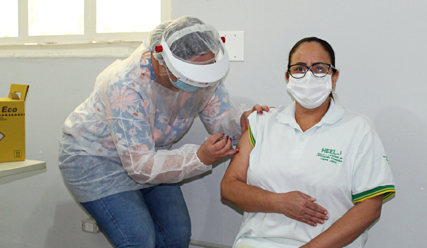 Trabalhadores da saúde do HEELJ recebem imunização contra a COVID-19