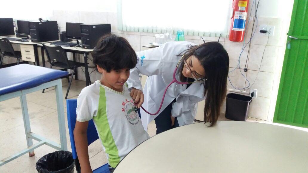 Hospital Ernestina leva consultas para as escolas de Pirenópolis