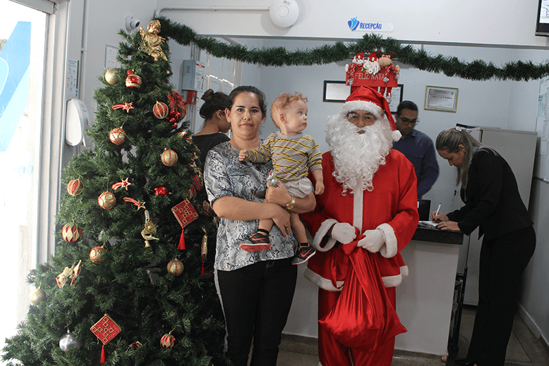 Papai Noel visita Ernestina distribuindo doces, risadas e esperança