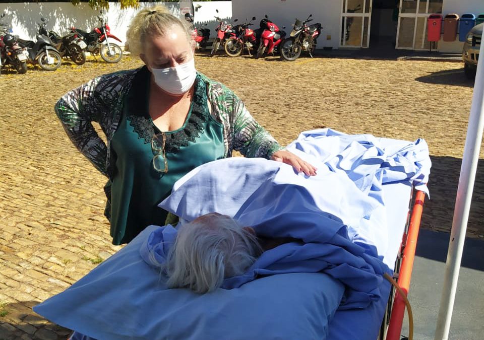 Paciente com 96 anos recebe banho de sol no HEELJ