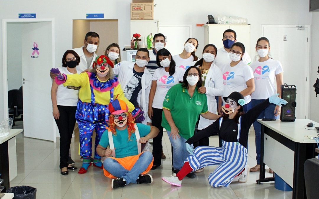 No dia do riso, voluntários levam alegria para pacientes e colaboradores do HEELJ