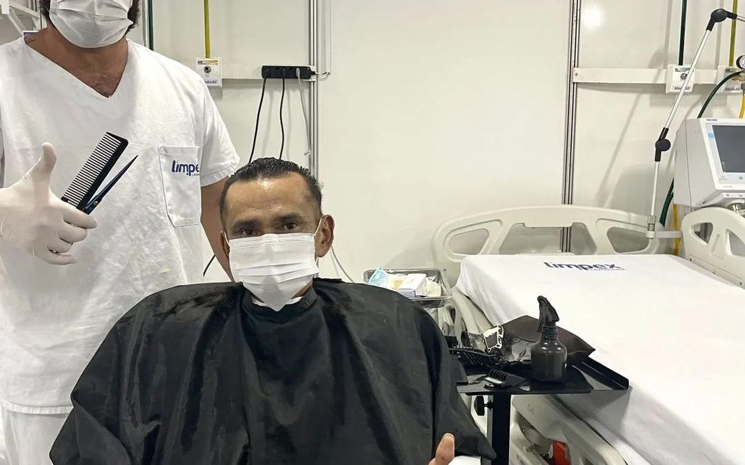 Pacientes internados ganham corte de cabelo no Centro Covid-19 Santana